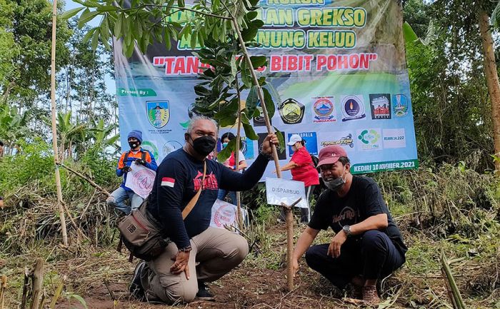 Hari Pahlawan, FKS dan ARPL Kediri Gelar Aksi Tanam Pohon di Lereng Kelud Hari Pahlawan, FKS dan ARPL Kediri Gelar Aksi Tanam Pohon di Lereng Kelud