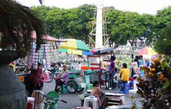 Menengok Nasib PKL Gresik (2), Bebas Jualan di Alun-alun Jika Bayar Retribusi Menengok Nasib PKL Gresik (2), Bebas Jualan di Alun-alun Jika Bayar Retribusi