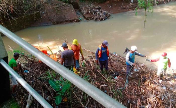 Terjunkan Tim Gabungan, Pemkot Kediri Bersihkan Tumpukan Sampah di Bawah Jembatan Sungai Kedak Terjunkan Tim Gabungan, Pemkot Kediri Bersihkan Tumpukan Sampah di Bawah Jembatan Sungai Kedak