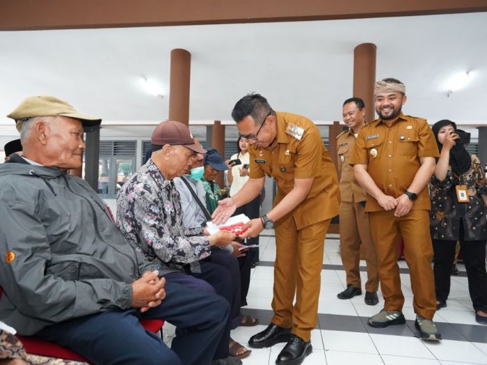 Wali dan Wawali Kota Batu Serahkan Bantuan PKH Plus di Bumiaji: Manfaatkan untuk Kebutuhan Pokok