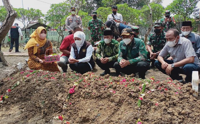 Takziah ke Keluarga Sertu Eka dan Bidan Sri, Gubernur Khofifah Kuatkan Anak dan Keluarga Takziah ke Keluarga Sertu Eka dan Bidan Sri, Gubernur Khofifah Kuatkan Anak dan Keluarga