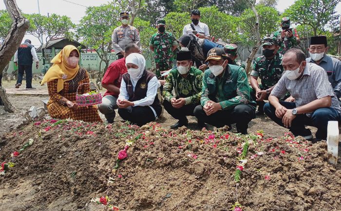 Takziah ke Keluarga Sertu Eka dan Bidan Sri, Gubernur Khofifah Kuatkan Anak dan Keluarga