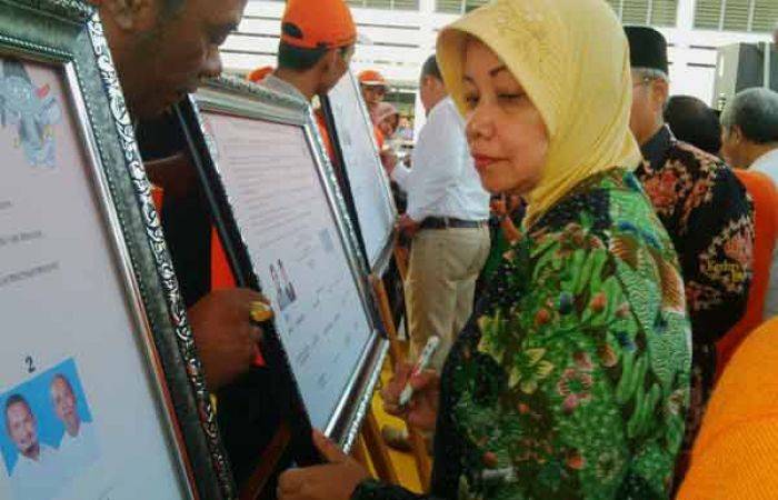 Polisi Kawal Ketat Deklarasi Damai Dua Pasangan Calon Bupati Kediri Polisi Kawal Ketat Deklarasi Damai Dua Pasangan Calon Bupati Kediri