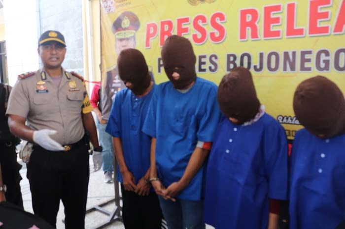 Bawa Sabu, Dua Warga Sampang Ditangkap Polres Bojonegoro Bersama Dua Perempuan Bawa Sabu, Dua Warga Sampang Ditangkap Polres Bojonegoro Bersama Dua Perempuan
