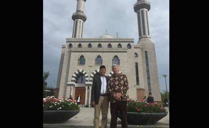 Warga Belanda Suka Masuk Islam Bernuansa Budaya Indonesia, Catatan KHM Cholil Nafis Warga Belanda Suka Masuk Islam Bernuansa Budaya Indonesia, Catatan KHM Cholil Nafis