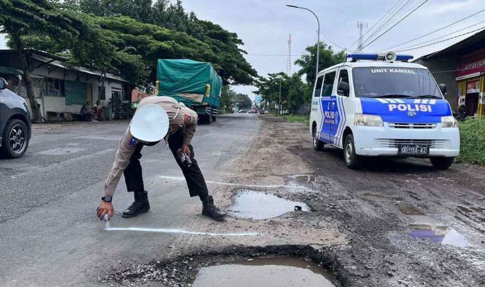 Polisi Kawal Pengaspalan Jalan Rusak di Pantura Situbondo Polisi Kawal Pengaspalan Jalan Rusak di Pantura Situbondo