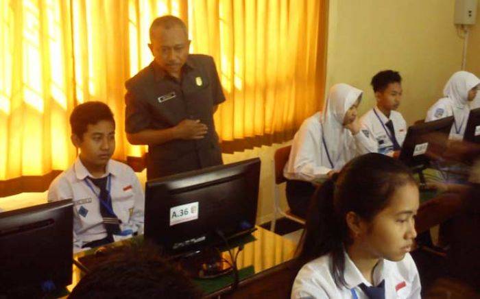Sidak UN, Ketua DPRD Tuban Berharap Tahun depan Seluruh Sekolah Terapkan UNBK
