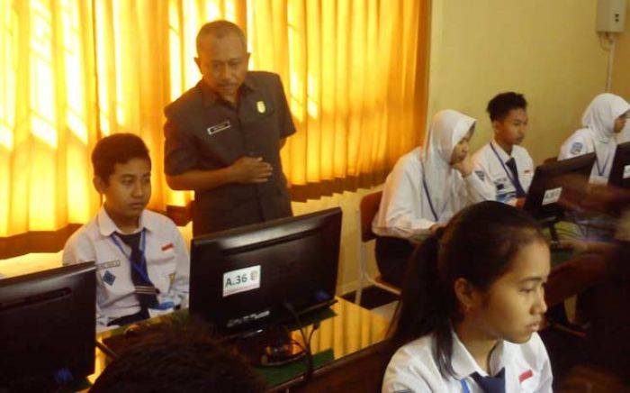 Sidak UN, Ketua DPRD Tuban Berharap Tahun depan Seluruh Sekolah Terapkan UNBK Sidak UN, Ketua DPRD Tuban Berharap Tahun depan Seluruh Sekolah Terapkan UNBK