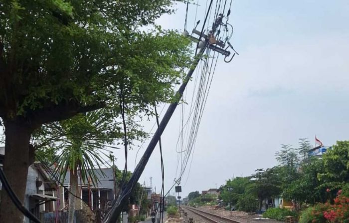 Pintu Perlintasan KA Rusak Akibat Tersangkut Atap Truk, PT KAI Tuntut Ganti Rugi Pintu Perlintasan KA Rusak Akibat Tersangkut Atap Truk, PT KAI Tuntut Ganti Rugi