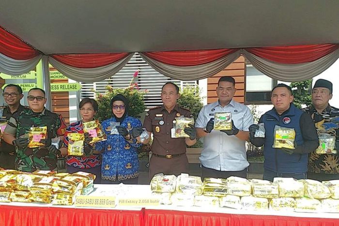 Kejari Sidoarjo Musnahkan Ribuan Sabu dan Ekstasi dari Kasus Jaringan Internasional Fredy Pratama Kejari Sidoarjo Musnahkan Ribuan Sabu dan Ekstasi dari Kasus Jaringan Internasional Fredy Pratama