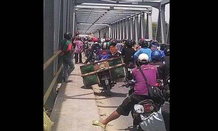 Jembatan di Sembayat Gresik Dibongkar, Jalan Pantura Macet Total Jembatan di Sembayat Gresik Dibongkar, Jalan Pantura Macet Total