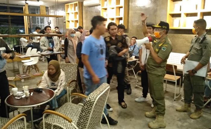 Satpol PP Kota Malang Bubarkan Pengunjung Cafe dan Restoran, Diminta Terapkan Sistem Pesan Antar