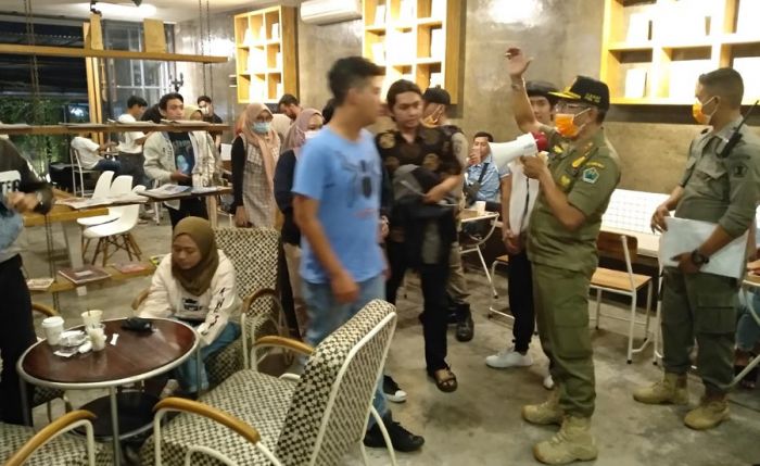 Satpol PP Kota Malang Bubarkan Pengunjung Cafe dan Restoran, Diminta Terapkan Sistem Pesan Antar Satpol PP Kota Malang Bubarkan Pengunjung Cafe dan Restoran, Diminta Terapkan Sistem Pesan Antar