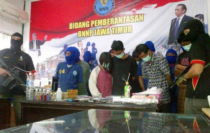 PNS dan Pasutri Usia Dini di Surabaya Tertangkap Nyabu PNS dan Pasutri Usia Dini di Surabaya Tertangkap Nyabu