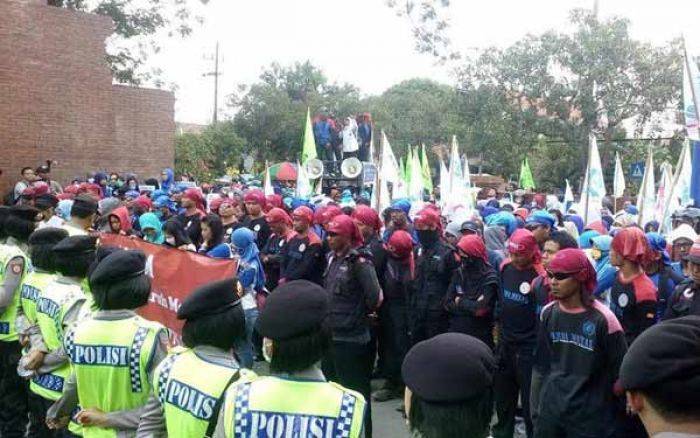 Ratusan Buruh di Mojokerto Kembali Demo Kantor Pemkab, Tuntut Kenaikan Gaji Rp 3,3 Juta Ratusan Buruh di Mojokerto Kembali Demo Kantor Pemkab, Tuntut Kenaikan Gaji Rp 3,3 Juta