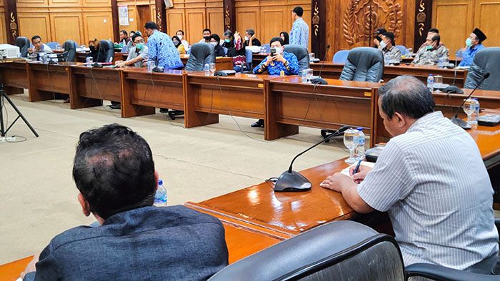 DPRD Sidoarjo Didatangi Paguyuban Korban PT Sipoa DPRD Sidoarjo Didatangi Paguyuban Korban PT Sipoa