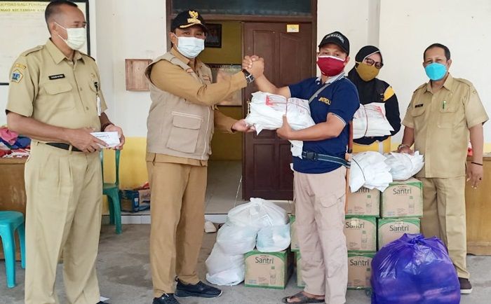 Camat Tambak Pulau Bawean Blusukan ke Kampung Nelayan Bagikan Bantuan kepada Warga Isoman Camat Tambak Pulau Bawean Blusukan ke Kampung Nelayan Bagikan Bantuan kepada Warga Isoman