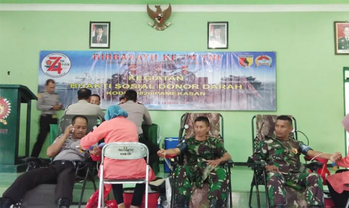 Peringati HUT TNI ke-74, Anggota TNI-Polri Gelar Donor Darah Peringati HUT TNI ke-74, Anggota TNI-Polri Gelar Donor Darah