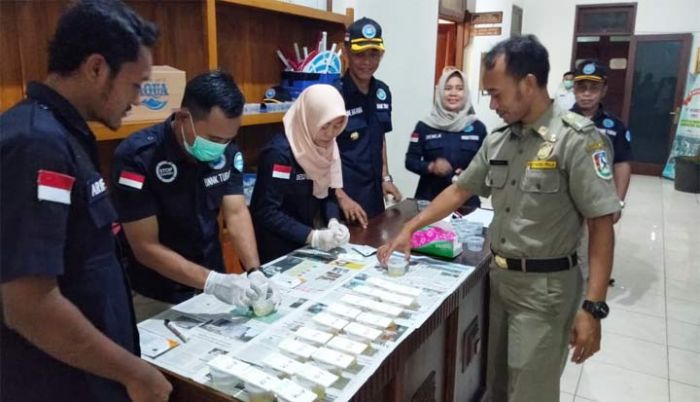 Anggota Satpol PP Tuban Dites Urine BNNK Anggota Satpol PP Tuban Dites Urine BNNK