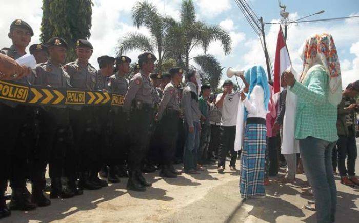Kembali Demo Pemkab, Aliansi Pemuda Sumenep Tuding 6 SKPD Mandul Kembali Demo Pemkab, Aliansi Pemuda Sumenep Tuding 6 SKPD Mandul