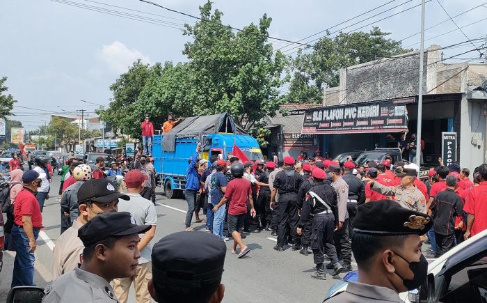 Ricuh, Demo Puluhan PKL SLG dan LSM Gelar Tuntut Surat Edaran Pemkab Kediri Dicabut Ricuh, Demo Puluhan PKL SLG dan LSM Gelar Tuntut Surat Edaran Pemkab Kediri Dicabut