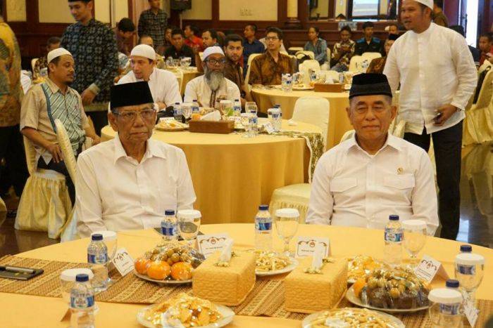 KH Hasyim Muzadi: Lembaga Kekuasaan Lebih Tinggi Tak Boleh Memihak dalam Kasus Ahok KH Hasyim Muzadi: Lembaga Kekuasaan Lebih Tinggi Tak Boleh Memihak dalam Kasus Ahok