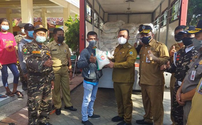 Didampingi Kadisparbud, Bupati Gus Yani Serahkan Bantuan kepada 6 Ribu Pekerja Seni Didampingi Kadisparbud, Bupati Gus Yani Serahkan Bantuan kepada 6 Ribu Pekerja Seni