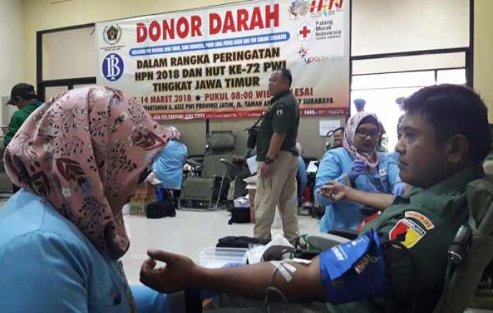 TNI-Polri Meriahkan Donor Darah HPN TNI-Polri Meriahkan Donor Darah HPN