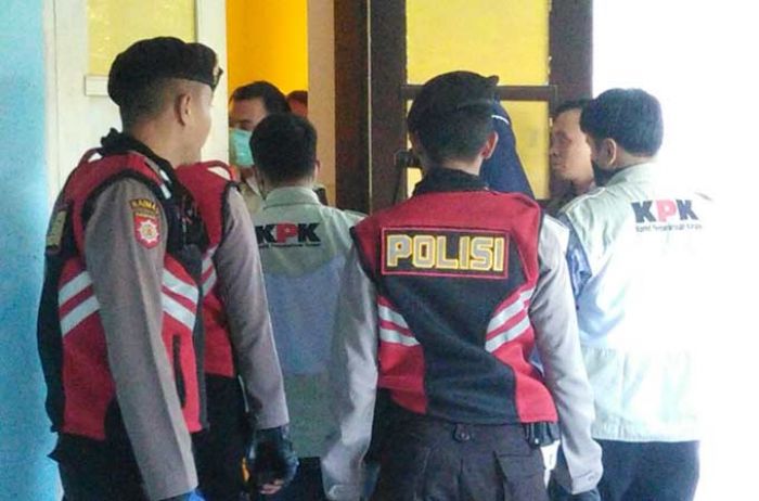 Geledah Kantor Inspektorat Pemkab Pamekasan, KPK Keluar Bawa 3 Kopor dan 1 Kardus Geledah Kantor Inspektorat Pemkab Pamekasan, KPK Keluar Bawa 3 Kopor dan 1 Kardus