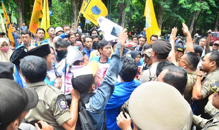 Demo Pertanyakan Deposito APBD, PMII Bojonegoro Beri Kartu Kuning Bupati Ana Muawwanah