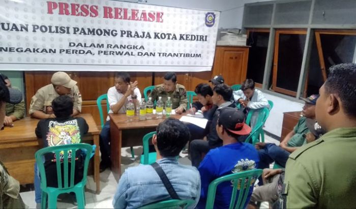 Dijadikan Tempat Pesta Miras, Warung di Bantaran Sungai Brantas Digerebek Satpol PP