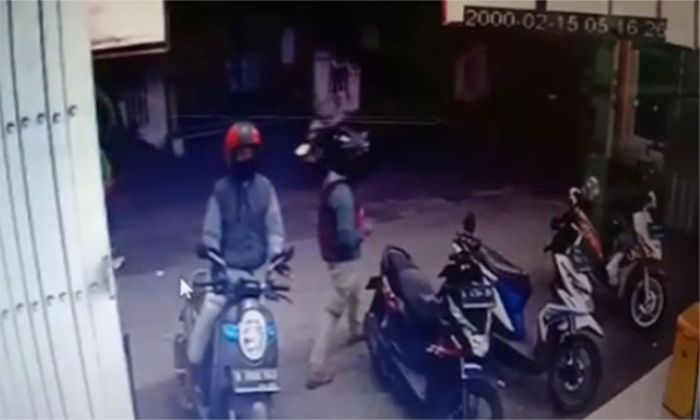 Terekam CCTV, Motor Milik Pelanggan Swalayan di Kota Probolinggo Raib Digondol Maling Terekam CCTV, Motor Milik Pelanggan Swalayan di Kota Probolinggo Raib Digondol Maling