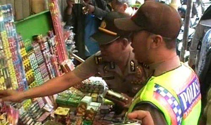 Polsek Kota Gresik Razia Penjual Petasan Polsek Kota Gresik Razia Penjual Petasan