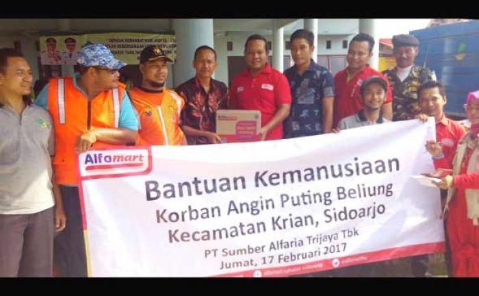 Gandeng PWI Sidoarjo, Alfamart Bantu Korban Puting Beliung Krian Gandeng PWI Sidoarjo, Alfamart Bantu Korban Puting Beliung Krian