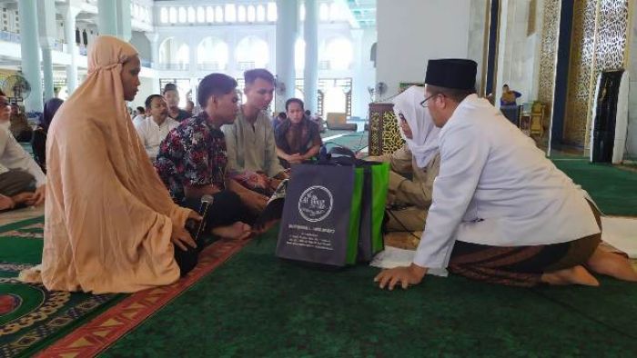 Tiga Milenial Bersyahadat di Masjid Nasional Al-Akbar Surabaya Tiga Milenial Bersyahadat di Masjid Nasional Al-Akbar Surabaya