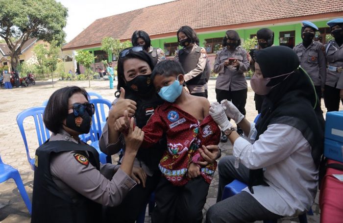 Antisipasi Omicron, Polwan Polres Mojokerto Gelar Pamor Keris Antisipasi Omicron, Polwan Polres Mojokerto Gelar Pamor Keris