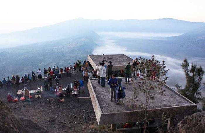 Aroma Belerang Menyengat, Wisatawan Dilarang Dekati Kawah Bromo Aroma Belerang Menyengat, Wisatawan Dilarang Dekati Kawah Bromo
