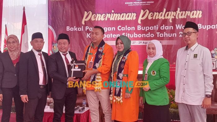 Rio-Ulfiyah Daftar Pilbup Situbondo ke KPU di Hari Terakhir Rio-Ulfiyah Daftar Pilbup Situbondo ke KPU di Hari Terakhir