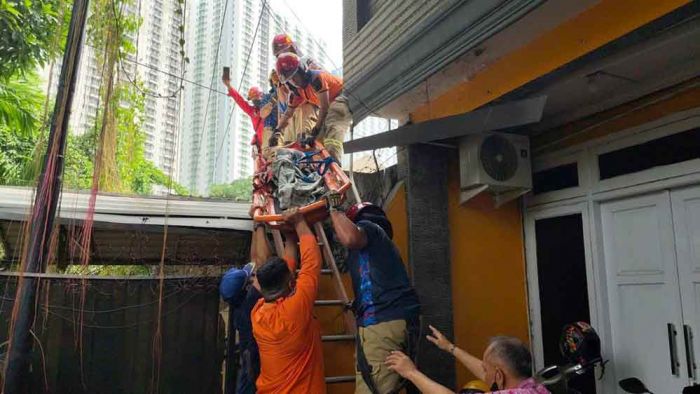 Nenek 80 Tahun Mantan Atlet Panjat Tebing Ditemukan Tidur di Atap Rumah