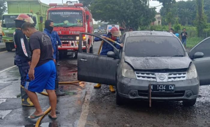 Korsleting, Mobil Nissan Livina Terbakar di Krian Korsleting, Mobil Nissan Livina Terbakar di Krian