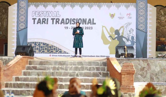 Buka Festival Tari Tradisional Kota Kediri, Bunda Fey: Wadah Salurkan Bakat Tari Anak-anak Buka Festival Tari Tradisional Kota Kediri, Bunda Fey: Wadah Salurkan Bakat Tari Anak-anak