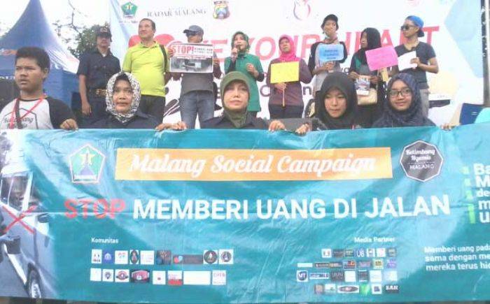 "Stop Memberikan Uang dan atau Sesuatu kepada Anjal maupun Gepeng di Jalanan" "Stop Memberikan Uang dan atau Sesuatu kepada Anjal maupun Gepeng di Jalanan"