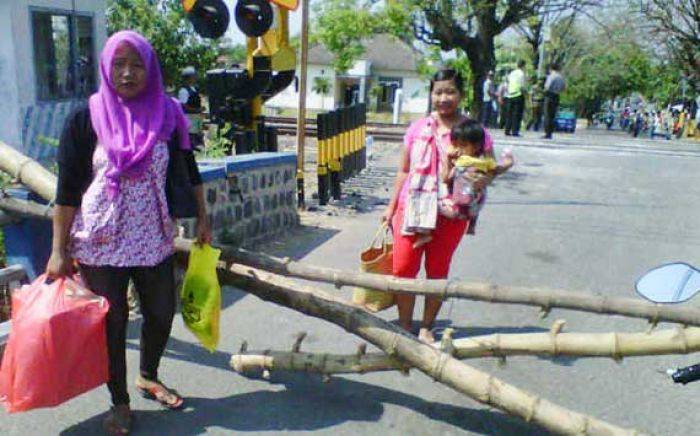 Protes Banyak Pengendara Kecelakaan, Warga Sukomoro Nganjuk Demo Perbaikan Rel KA Protes Banyak Pengendara Kecelakaan, Warga Sukomoro Nganjuk Demo Perbaikan Rel KA