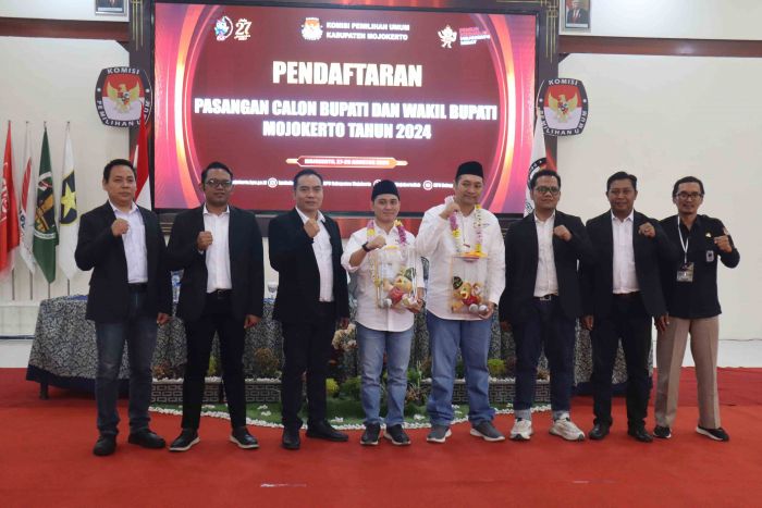 Daftar Pertama ke KPU, Barra-Rizal Diantar Pendukung 10 Bus dan Puluhan Mobil Pribadi Daftar Pertama ke KPU, Barra-Rizal Diantar Pendukung 10 Bus dan Puluhan Mobil Pribadi
