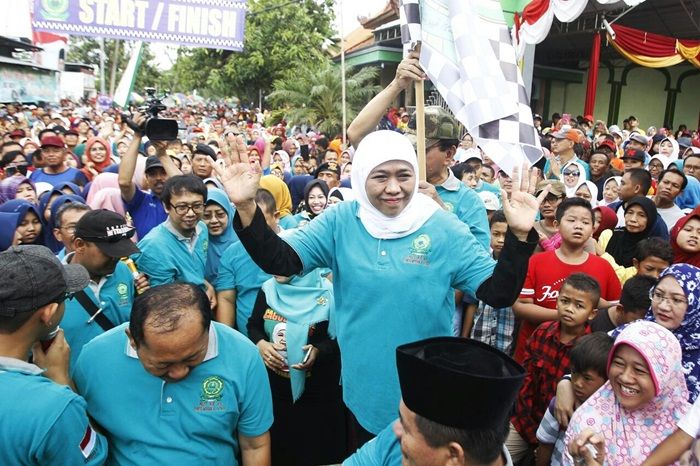 Jalan Sehat di Bojonegoro, Khofifah Dielu-elukan Ribuan Warga dan Santri