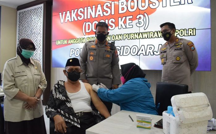 Kapolresta Sidoarjo Tinjau Vaksinasi Purnawirawan Polri di Gedung Satlantas