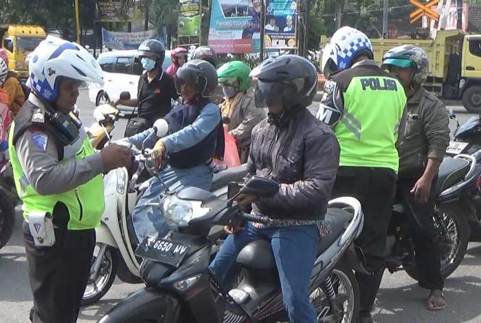 Sidang di Tempat, Puluhan Pengendara di Jombang Terjaring Operasi Patuh