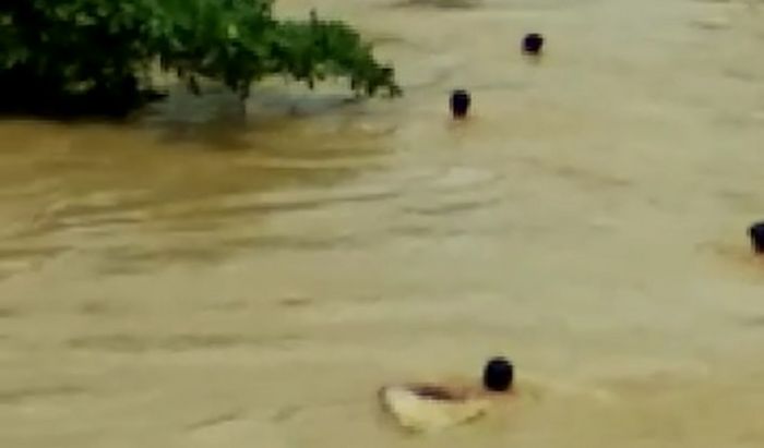Berenang di Sungai, Pemuda Arosbaya Hanyut Terbawa Arus Deras Berenang di Sungai, Pemuda Arosbaya Hanyut Terbawa Arus Deras