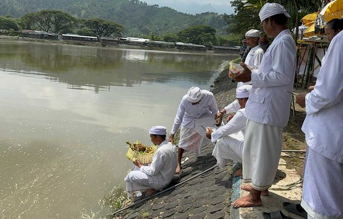 Upacara Melasti di Waduk Siman Kediri, Persiapan Jelang Perayaan Nyepi Upacara Melasti di Waduk Siman Kediri, Persiapan Jelang Perayaan Nyepi