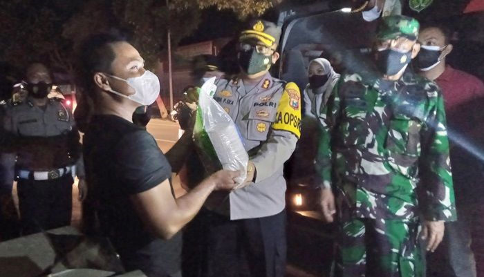 Gelar Operasi Yustisi, Kapolres Madiun Kota Borong Dagangan Sekaligus Bagikan Sembako Gelar Operasi Yustisi, Kapolres Madiun Kota Borong Dagangan Sekaligus Bagikan Sembako
